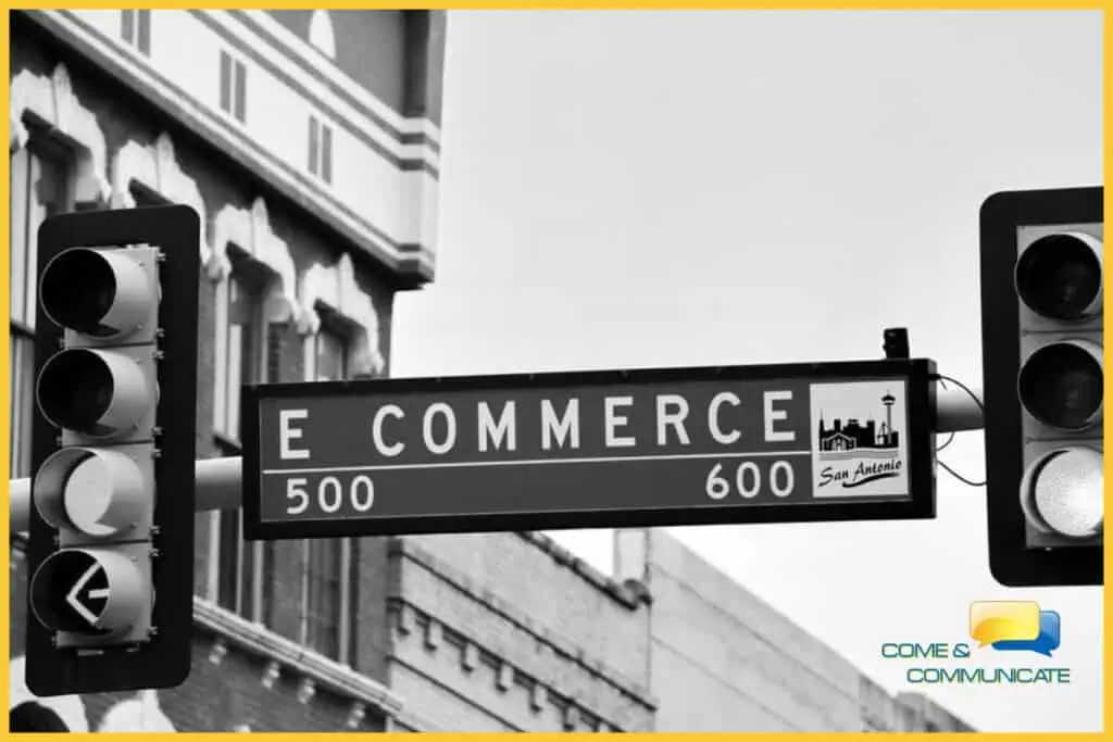 Cartel con el nombre de E Commerce Street