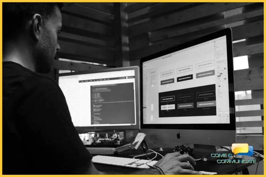 Programador informático diseñando sitios web para móviles
