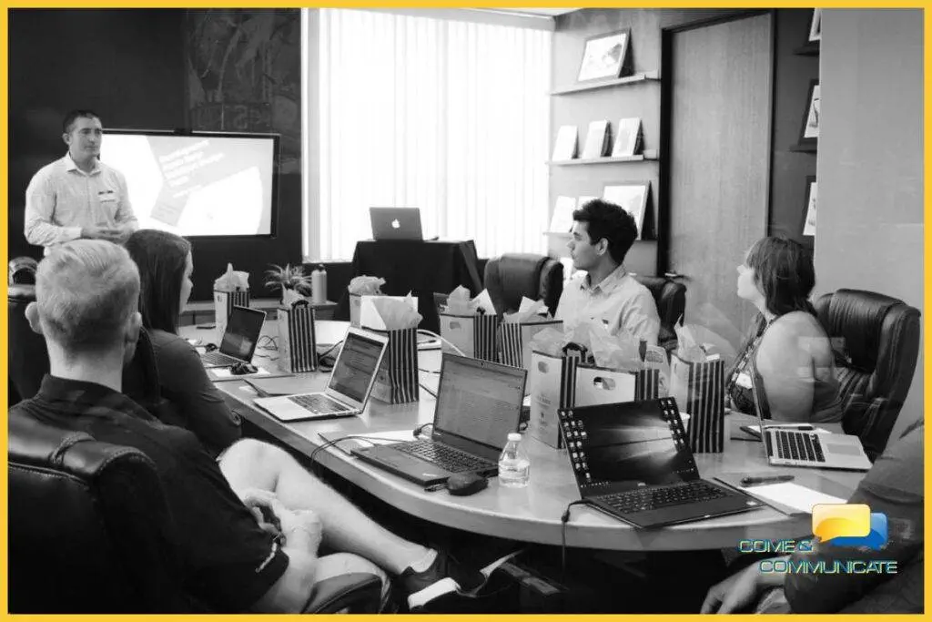 Grupo de trabajadores informáticos reunidos trabajando en un proyecto web.