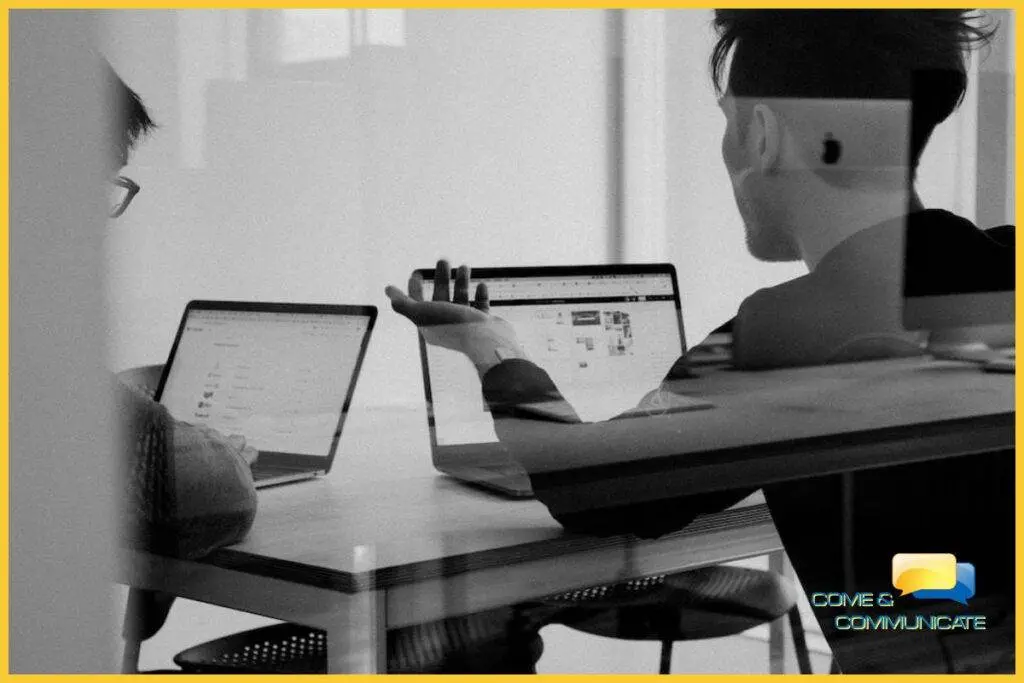 Programadores ante sus ordenadores viendo cómo diseñar una app