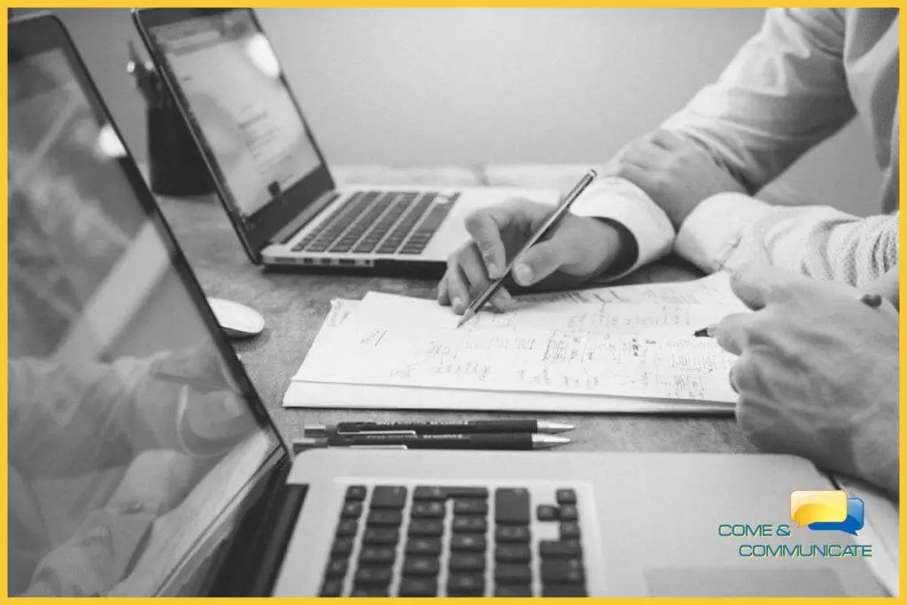 Empleados trabajando con sus portátiles y analizando qué es el SEO Off Page