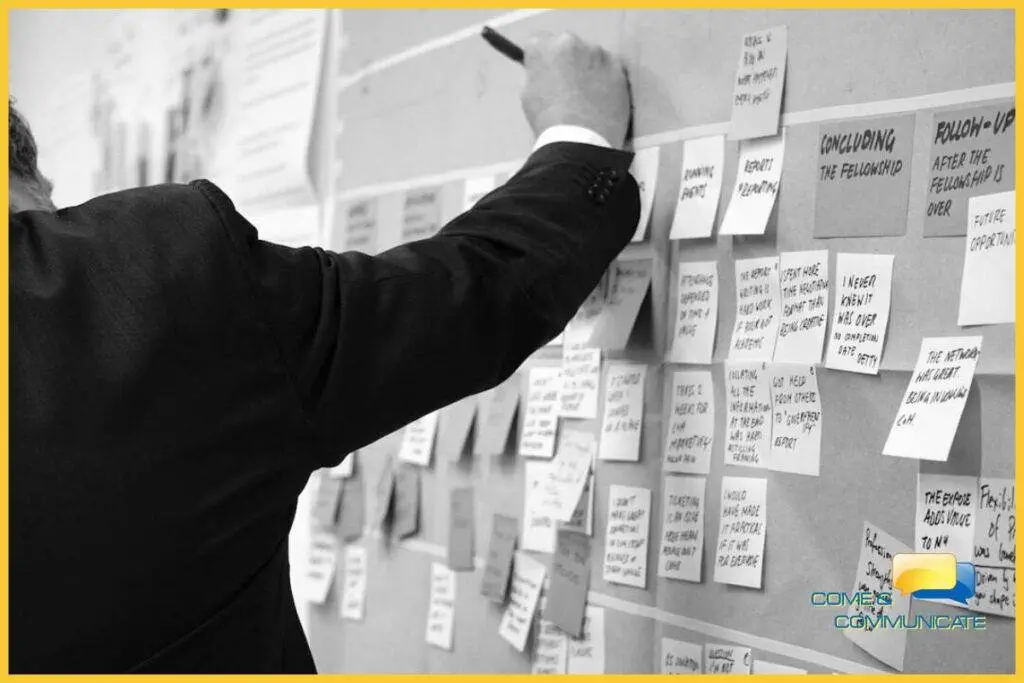 Project Manager analizando en un Kanban los beneficios de que es un CRM en una empresa