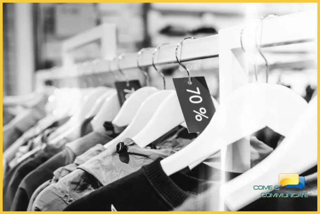 Etiqueta marcando la ropa de la tienda con el 70% de descuento