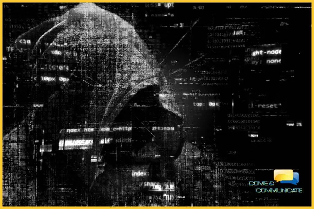 Sombra de un hacker encapuchado con fragmentos de código sobreimpresionados en la imagen