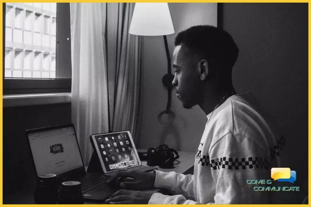 Chico trabajando con su portátil y su tablet.