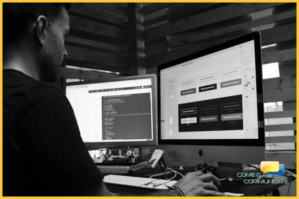 Los 21 mejores ejemplos de diseño de sitios web para móviles Programador informático diseñando sitios web para móviles