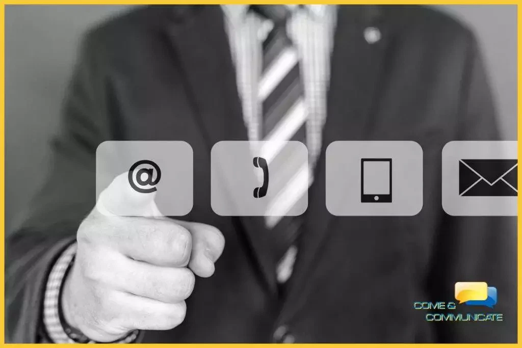 Empresario con traje pulsando el icono de un correo electrónico