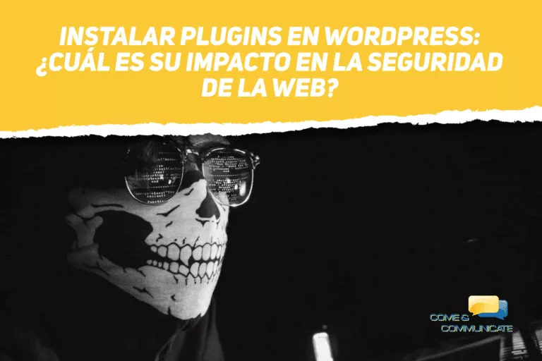 Hacker con una máscara de calavera leyendo código web