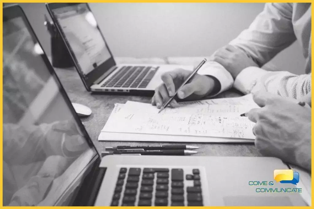 Empleados trabajando con sus portátiles y haciendo una auditoría SEO