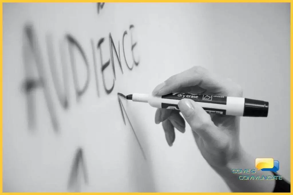 Mano con un rotulador trazando una flecha sobre la palabra "Audience"