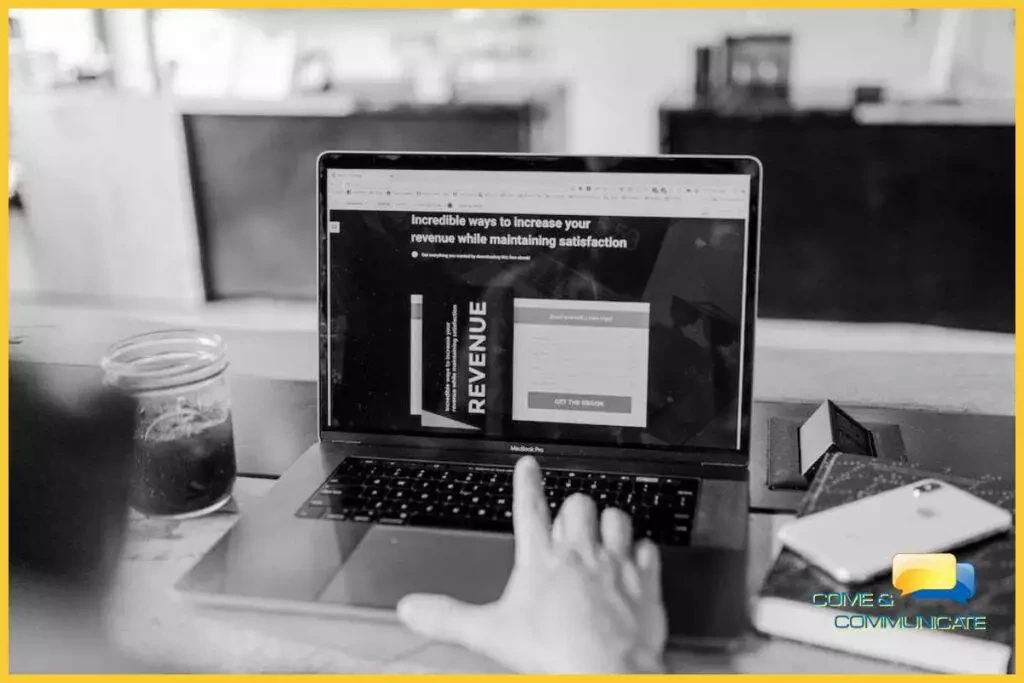 Una mano usando un ordenador para finalizar un proceso de compra o conversión de leads