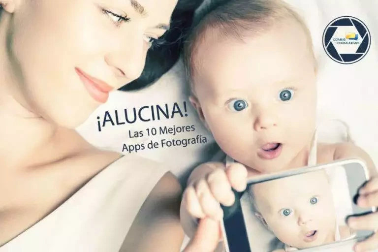 Madre con su hijo viendo una foto en el móvil