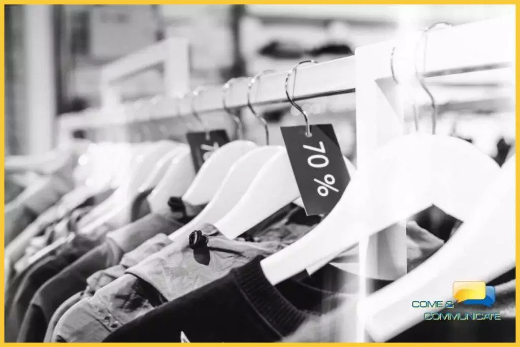 Etiqueta marcando la ropa de la tienda con el 70% de descuento