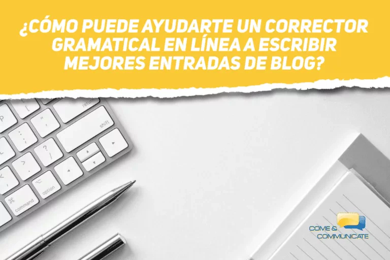 Vista aérea de un teclado. bolígrafos y un bloc de notas