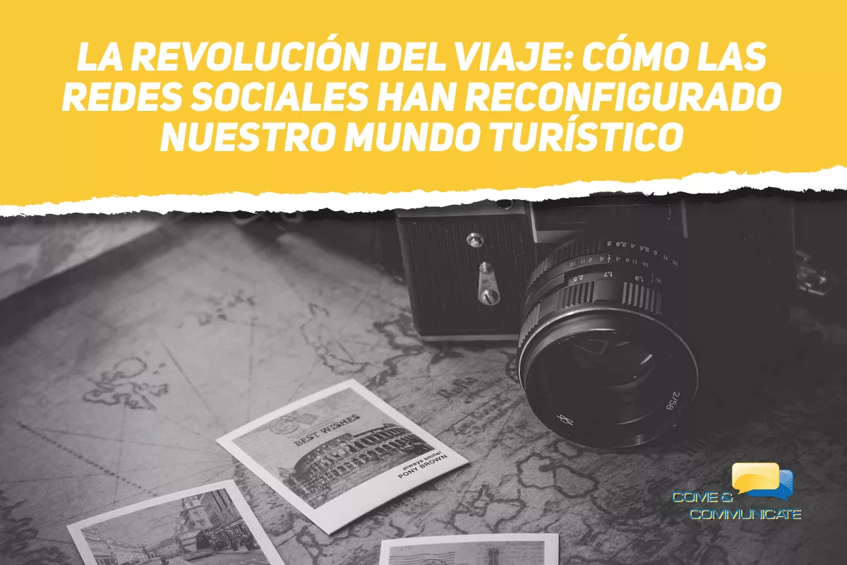 Instantáneas de viajes junto a una cámara de fotos y un mapamundi de fondo