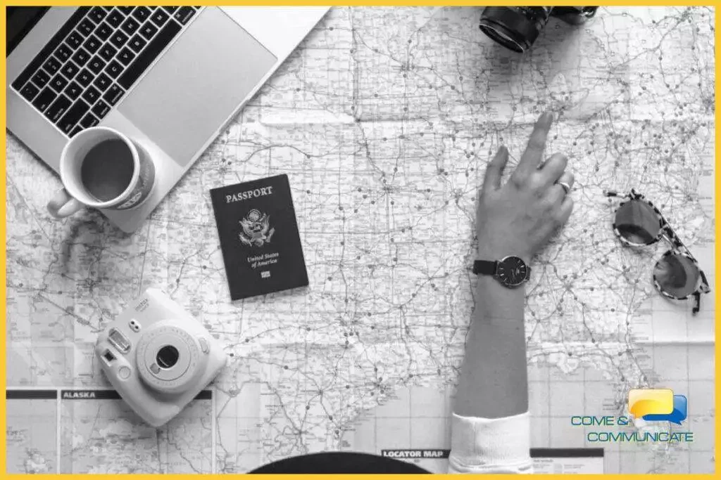 Mano de una mujer señalando en un mapa el lugar al que quiere viajar