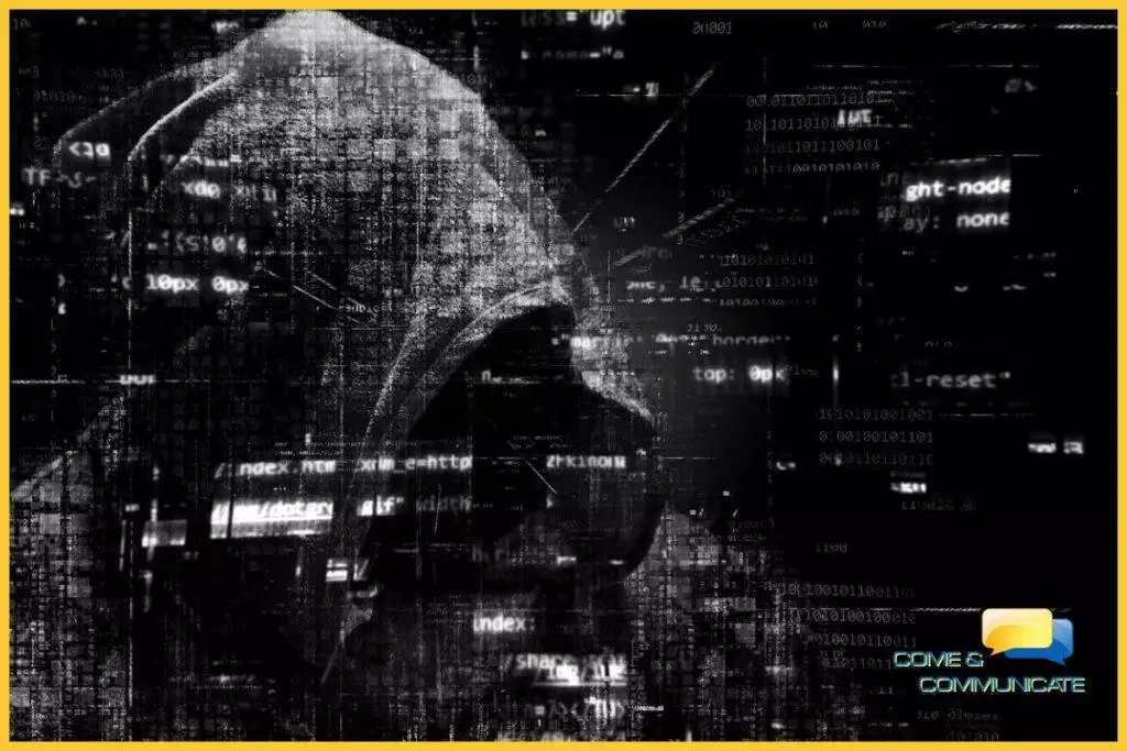 Sombra de un hacker encapuchado con fragmentos de código sobreimpresionados en la imagen