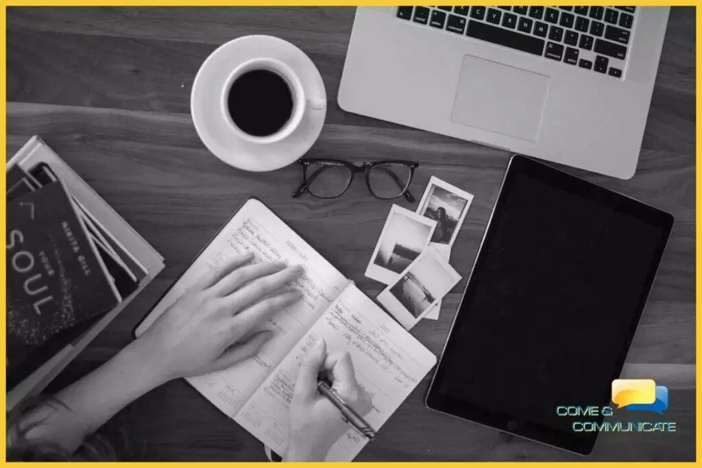 Manos de una chica escribiendo en un diario