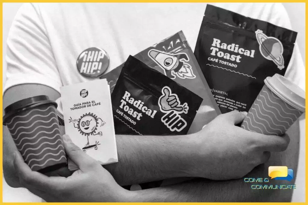 Manos sujetando objetos de distintas marcas fomentando el branding