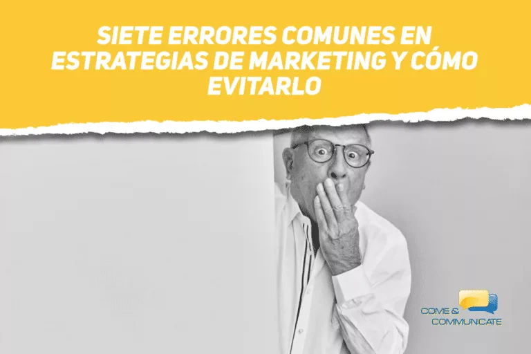 Hombre de avanzada edad con gafas asomándose detrás de una pared