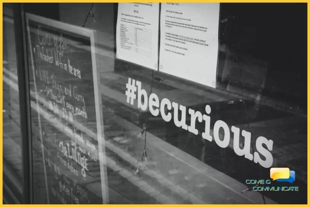 Pizarra explicativa con el uso de hashtags