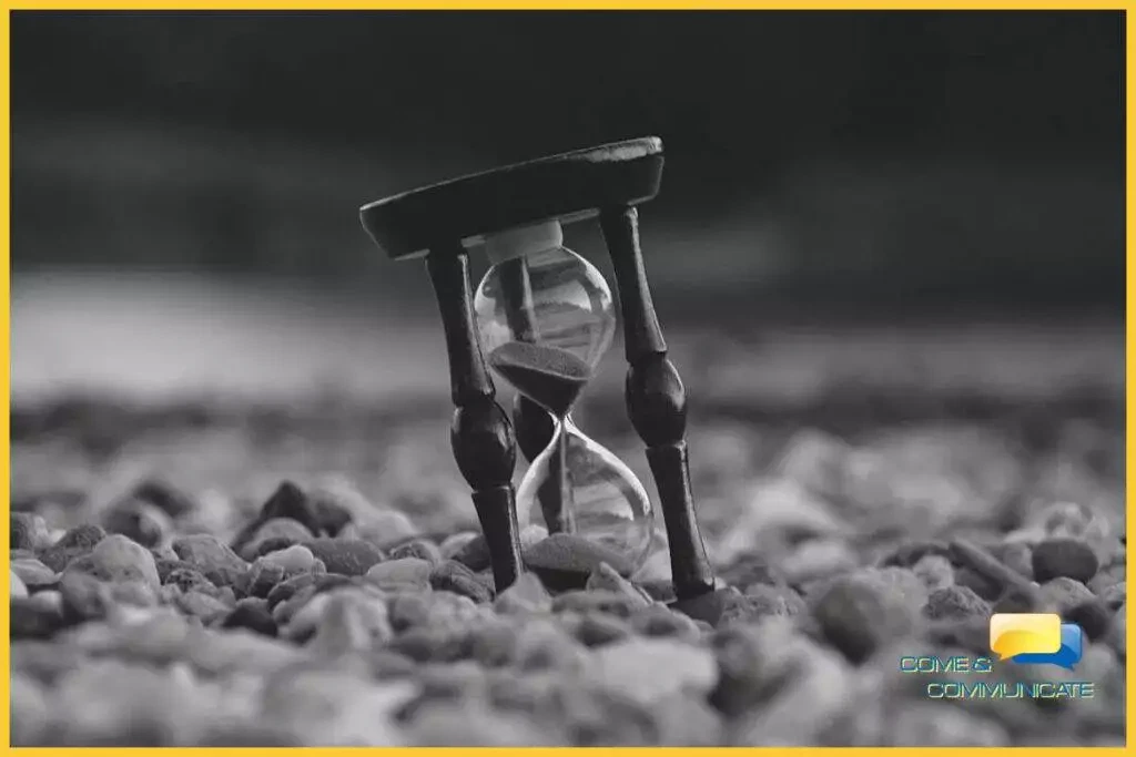 Reloj de arena sobre un lecho de piedras blancas
