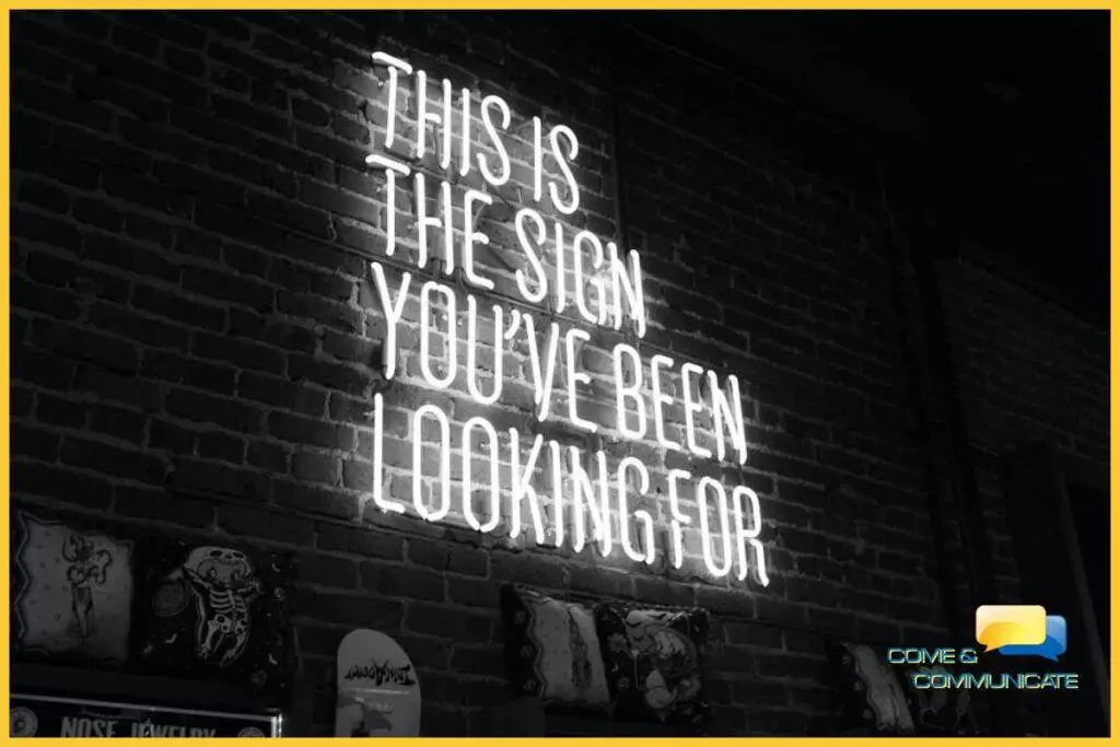 Letrero de neon con la frase: This is the sign you've been looking for