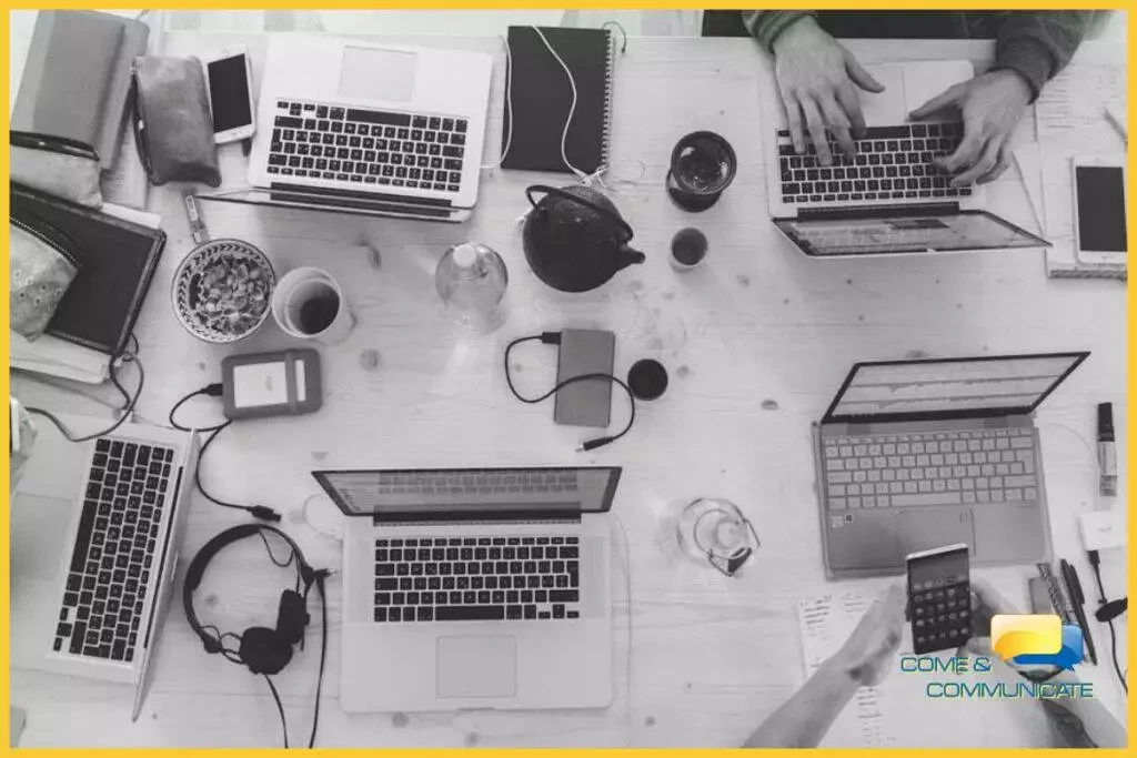 Vista área de equipo de trabajo para crear engagement con contenido
