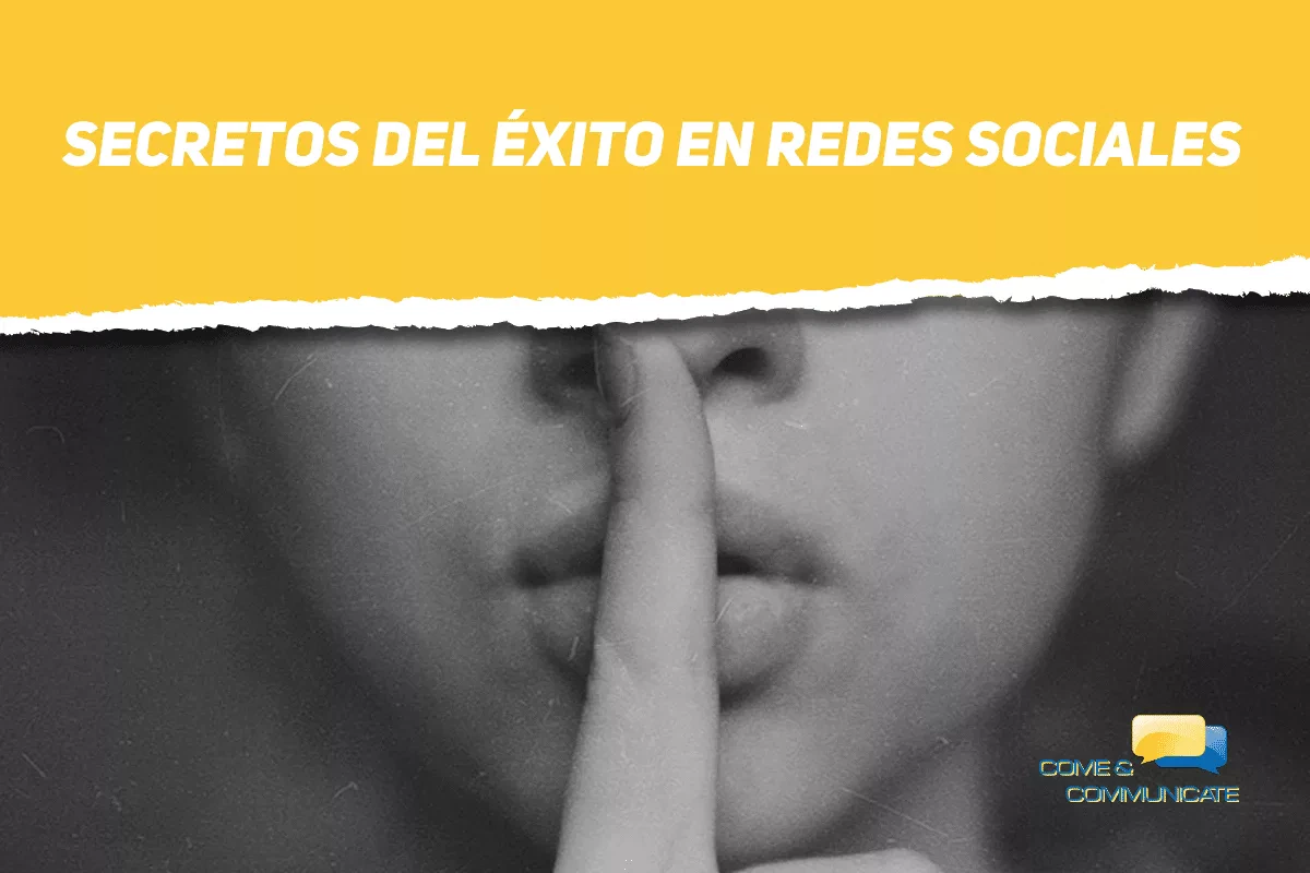 Primer plano de una mujer llevándose el dedo a los labios haciendo el gesto de silencio