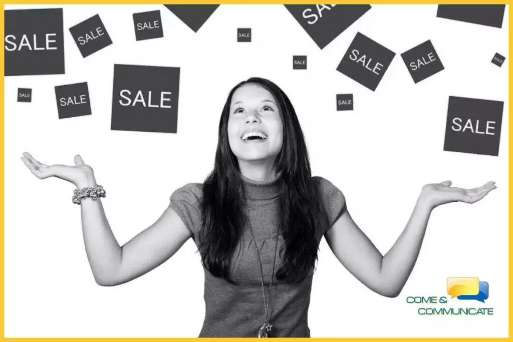 Chica con los brazos abiertos y mirando hacia arriba viendo como llueven cajas con ofertas