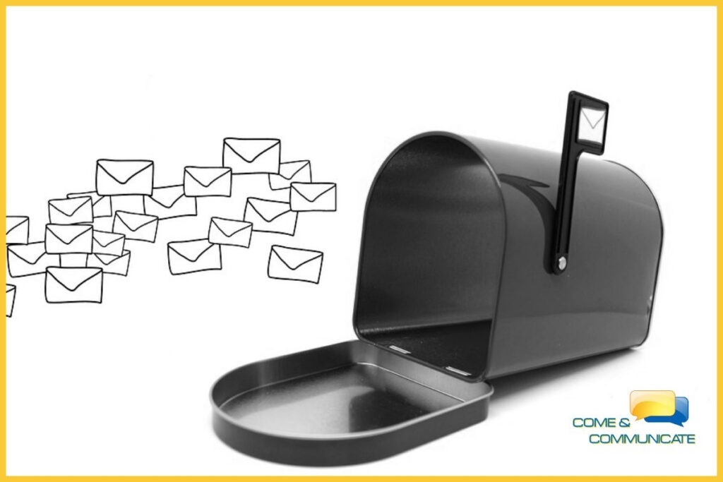 Buzón de correos abierto recibiendo la entrada varios sobres dibujados simulando emails