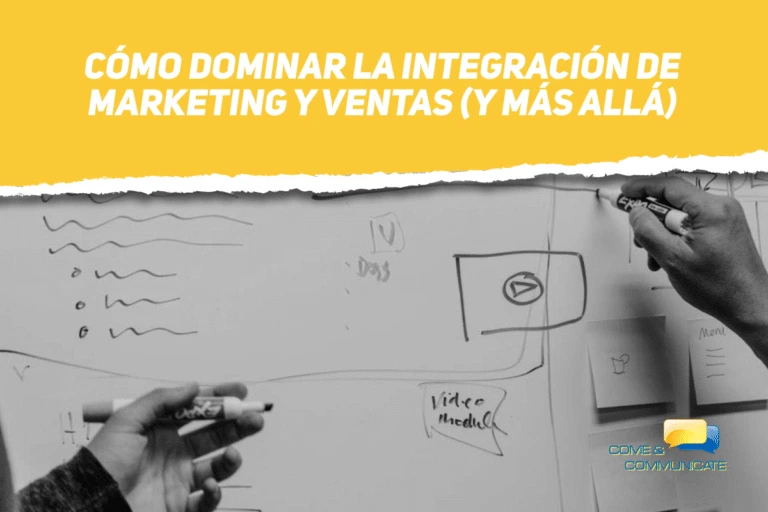 Manos con rotuladores escribiendo en una pizarra blanca analizando la integración de marketing y ventas de su empresa