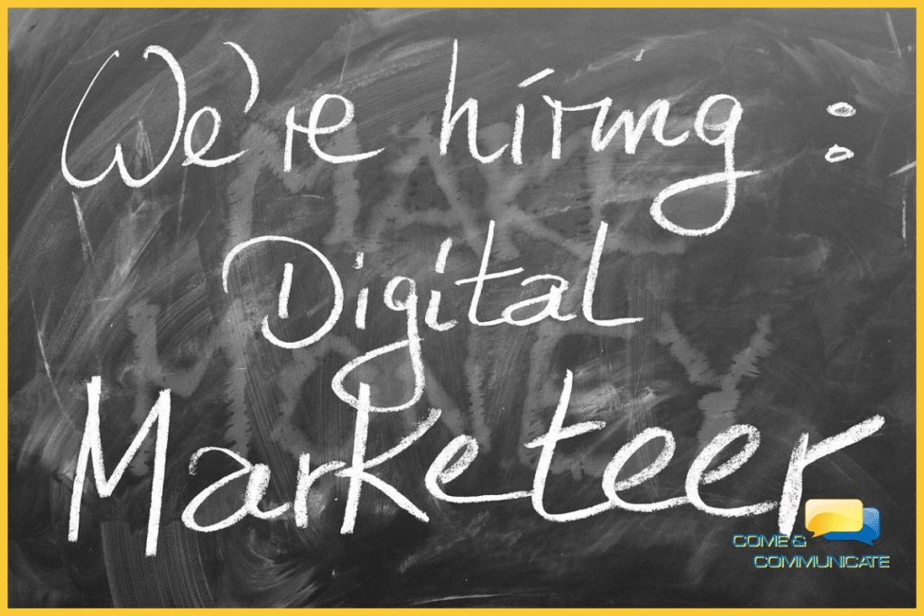 Frase escrita en inglés en una pizarra: Estamos buscando expertos en Marketing Digital.