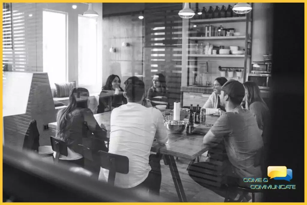 Compañeros de empresa reunidos en una sesión de brainstorming.