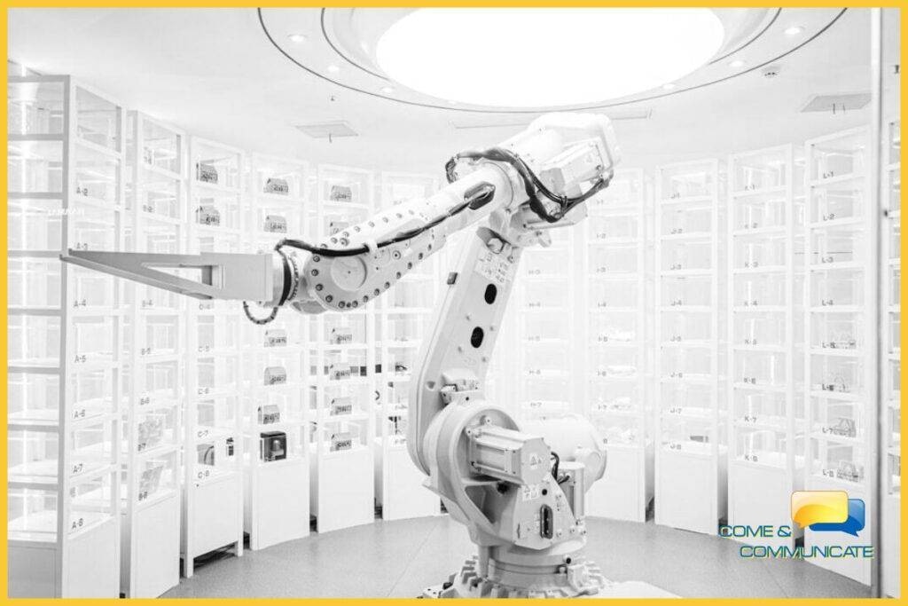 Brazo robótico industrial de color blanco operando en una sala limpia futurista rodeado de estanterías de exhibición automatizadas.