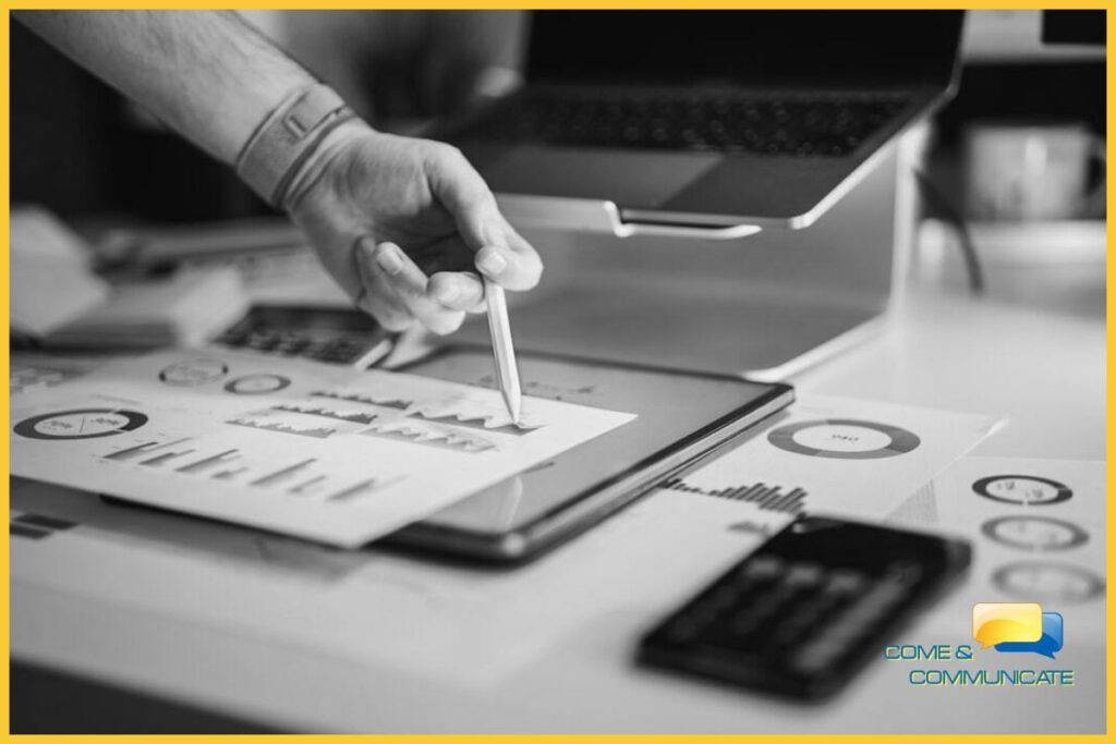 Plano detalle de un consultor señalando informes de rendimiento web para optimizar una estrategia de analítica digital en tiempo real.