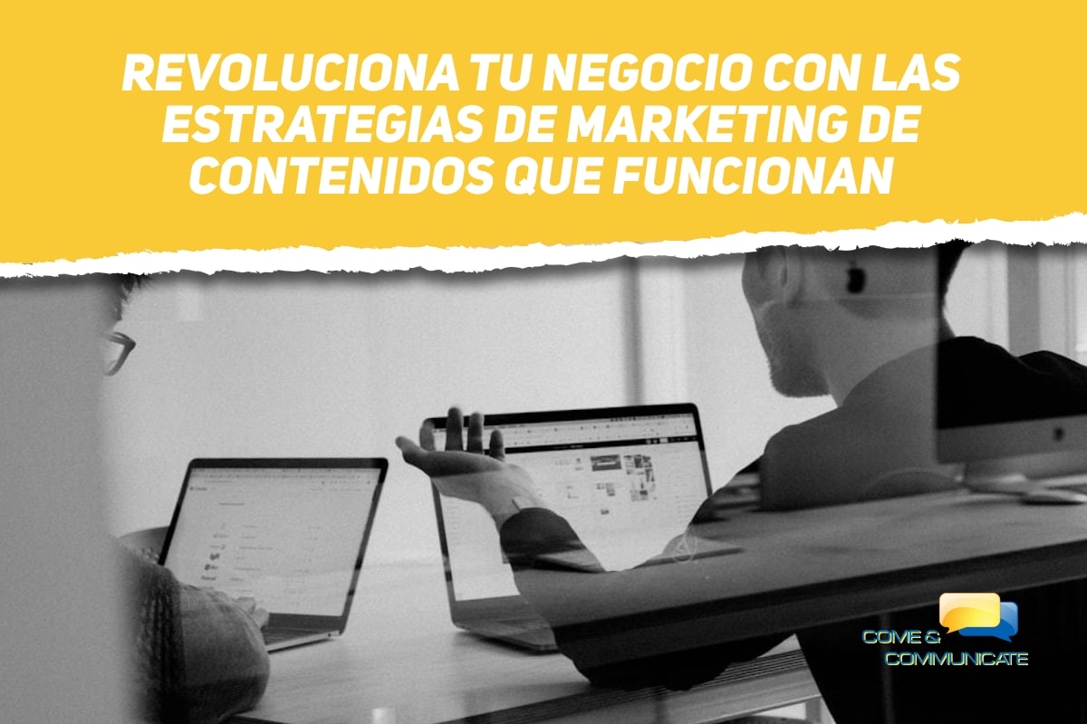 Banner de blog con cabecera amarilla que dice 'REVOLUCIONA TU NEGOCIO CON LAS ESTRATEGIAS DE MARKETING DE CONTENIDOS QUE FUNCIONAN'. Debajo, una foto en blanco y negro descolorida de dos profesionales colaborando en una oficina moderna con ordenadores portátiles, con el logotipo de Come & Communicate en la esquina inferior derecha.