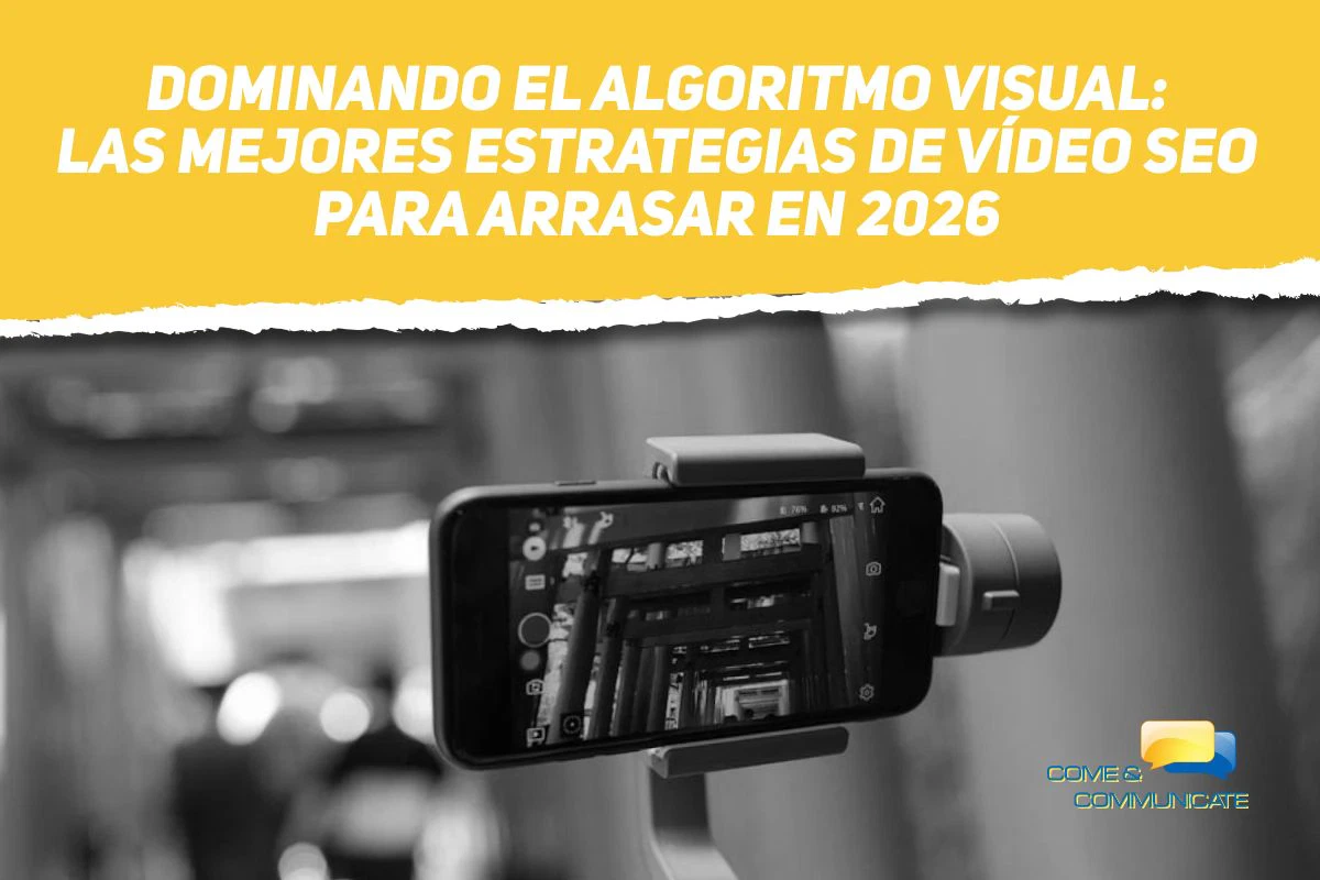 Imagen que ilustra las estrategias de vídeo SEO de 2026, mostrando un smartphone en un estabilizador grabando un vídeo para una campaña de marketing digital de Come & Communicate.