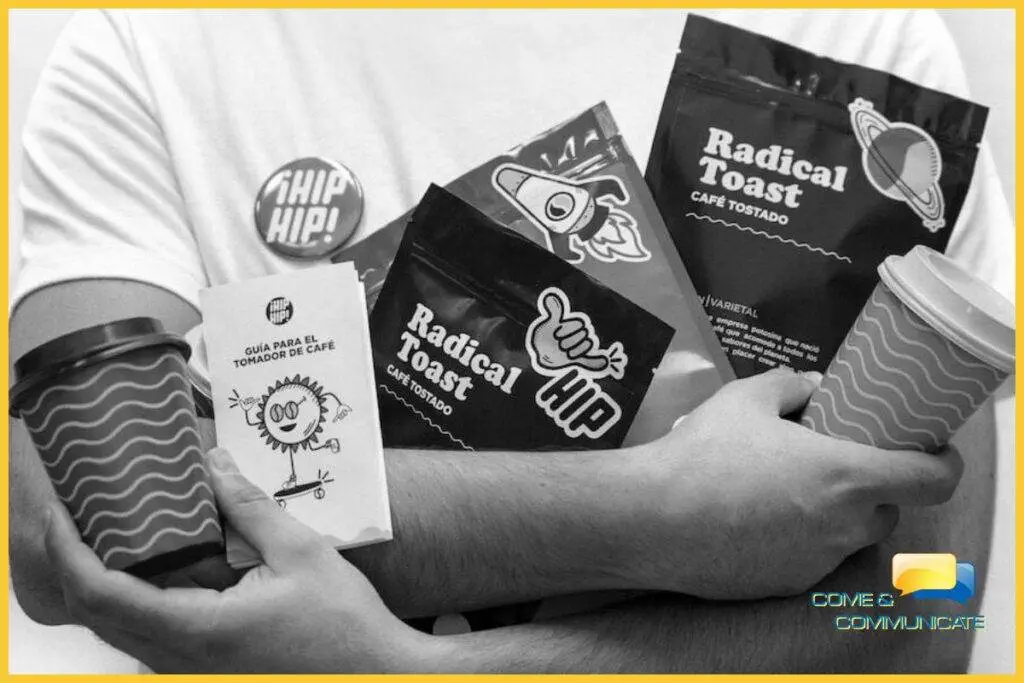 Manos sujetando objetos de distintas marcas fomentando el branding