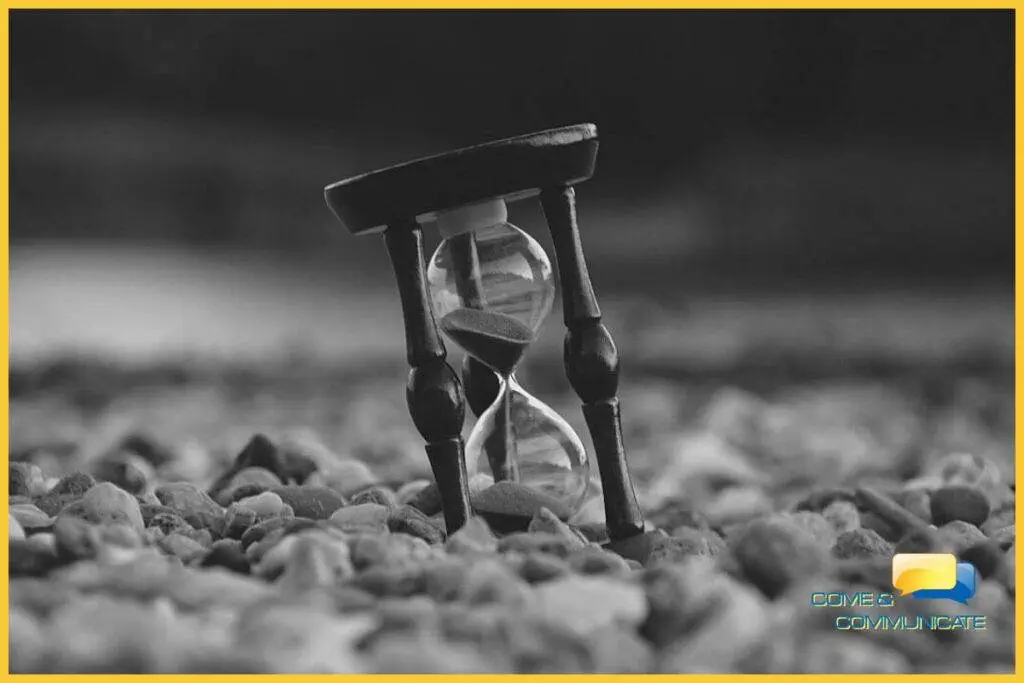 Reloj de arena sobre un lecho de piedras blancas