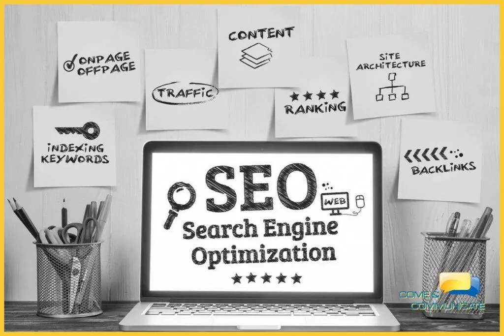 Ordenador con las palabras SEO Search Engine Optimization en la pantalla y con Post-It con acciones SEO