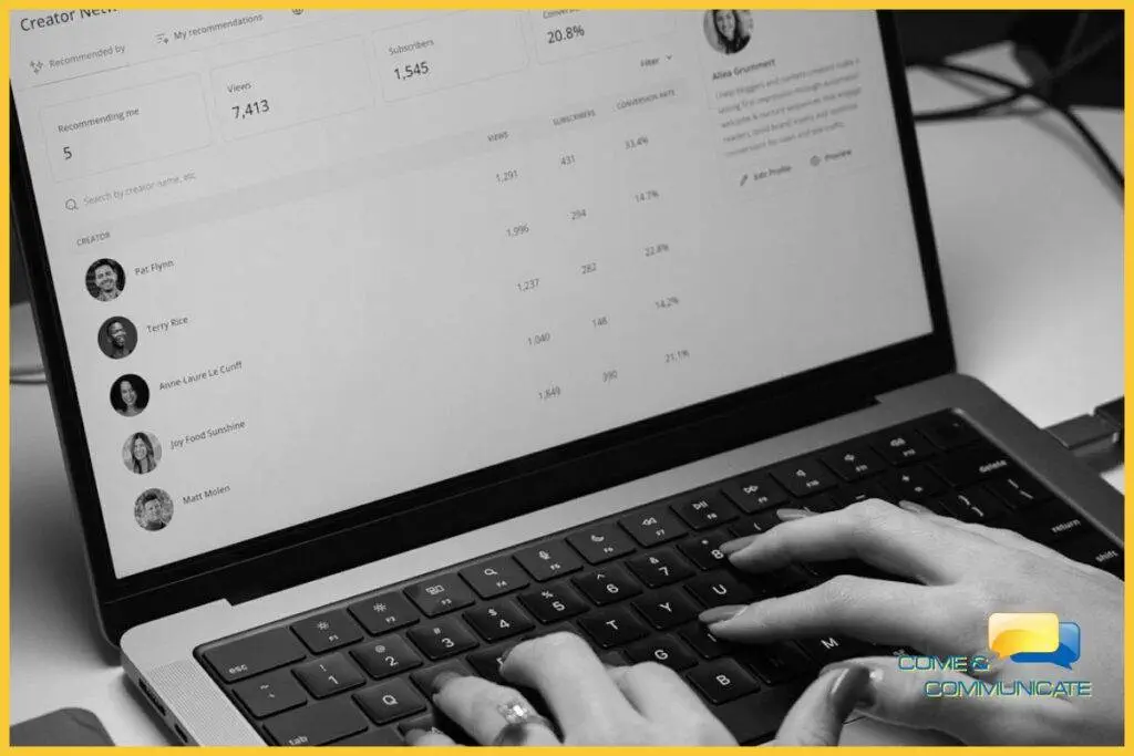 Manos de mujer escribiendo en un portátil viendo Cómo Mejorar Campañas de Email Marketing.