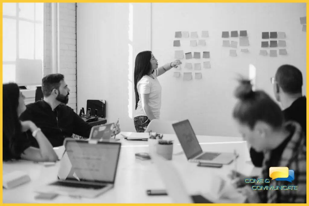 Equipo de trabajo planificando las Estrategias de Marketing en Instagram de la agencia de marketing digital