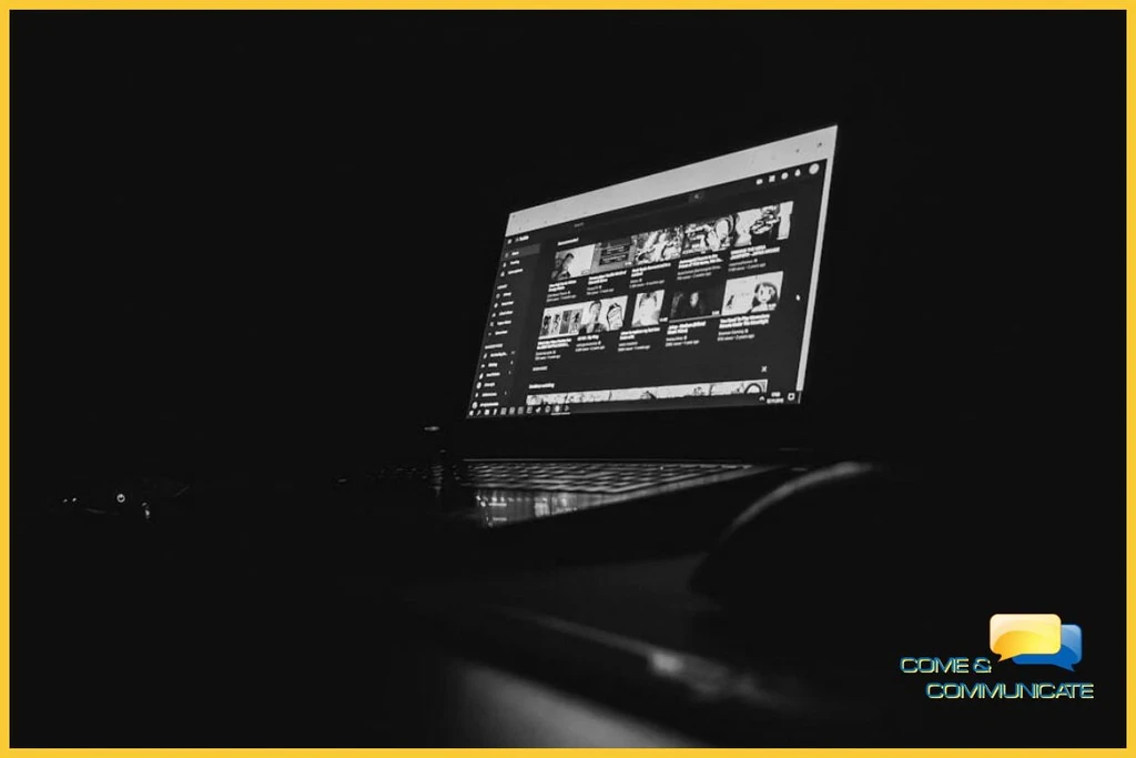Un ordenador port&aacute;til mostrando contenido multimedia en YouTube, utilizado para analizar la competencia y monitorizar los resultados de las estrategias de v&iacute;deo SEO implementadas por la agencia Come & Communicate.