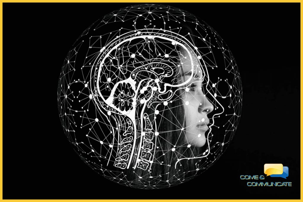 Imagen superpuesta de la cara de una mujer con la radiografía de su cerebro.