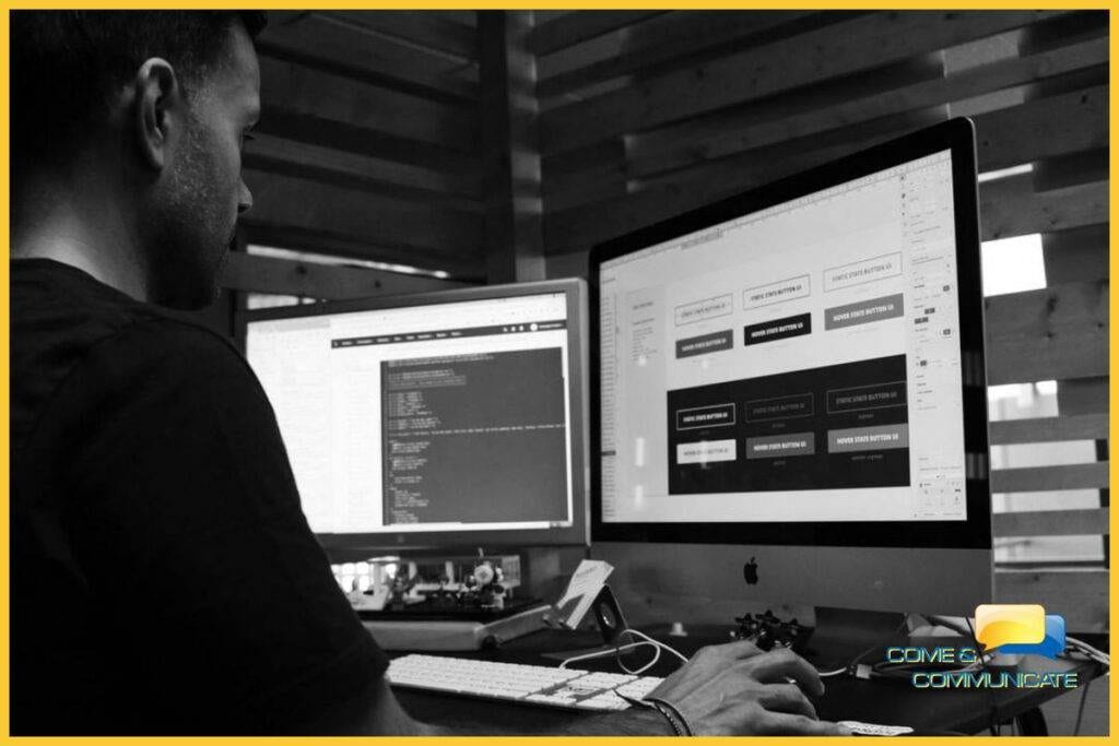 Programador informático diseñando sitios web para móviles