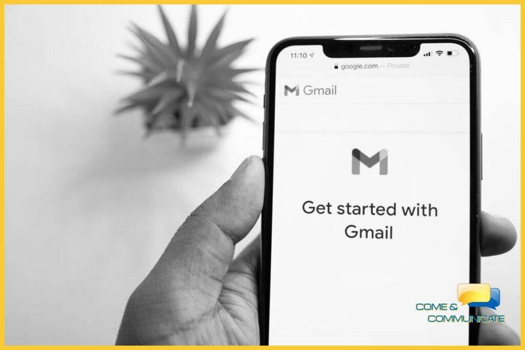 Mano sujetando un móvil con una guía de como empezar a implementar Tácticas de Email Marketing para Impulsar tu Estrategia Digital