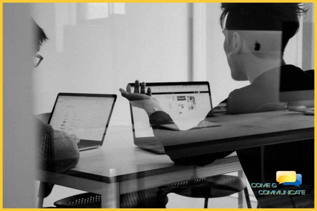 Programadores ante sus ordenadores viendo cómo diseñar una app