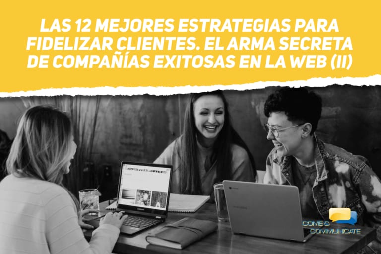 Jóvenes contentos comprando en internet con sus ordenadores