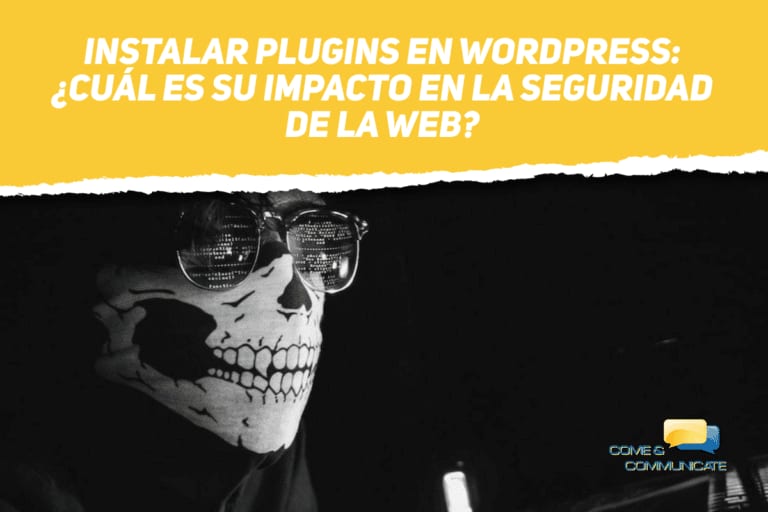 Hacker con una máscara de calavera leyendo código web